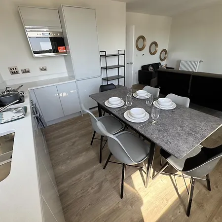 Riverview 2Bedroom 2Bathoom Airport Apartment